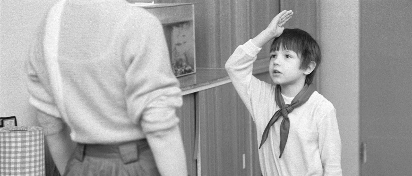 Ein Junge in Uniform salutiert